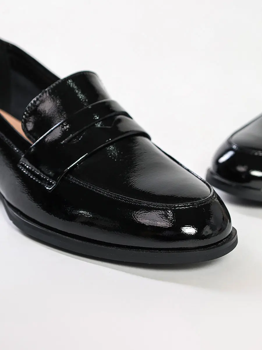 Лоферы лакированные черного цвета на каблуке
